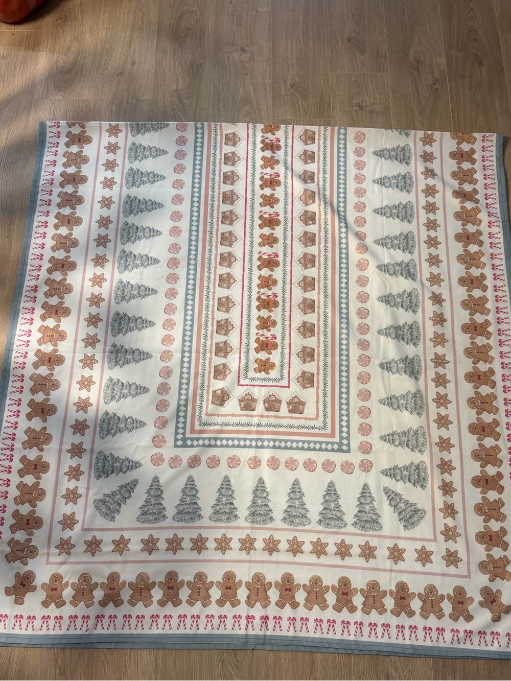 Cupcake and Cashmere Christmas tablecloth 120x60